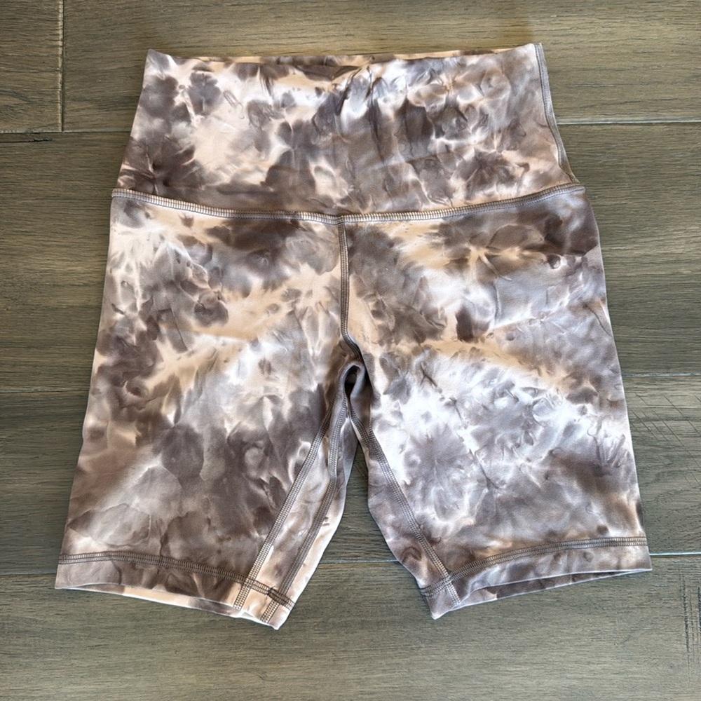 New lululemon workout shorts size 6